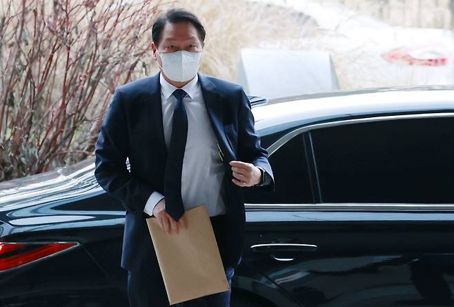 최태원 SK그룹 회장이 2021년 12월 15일 오전 정부세종청사 공정거래위원회에 도착해 'SK실트론 사익편취 의혹' 사건 전원회의가 열리는 심판정으로 들어가고 있다. /연합뉴스
