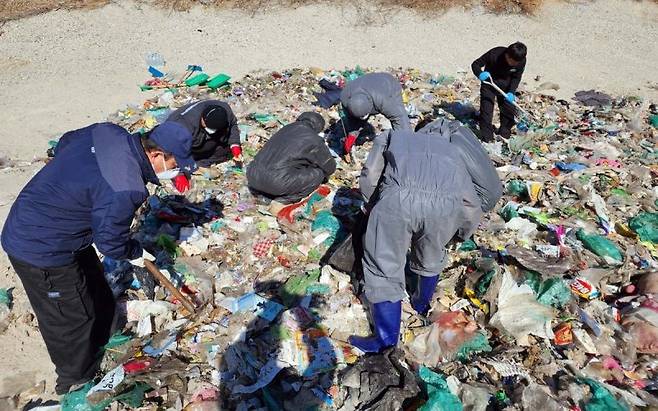 쓰레기 더미서 현금 찾는 세종시 환경미화원들/사진=세종시 제공,연합뉴스