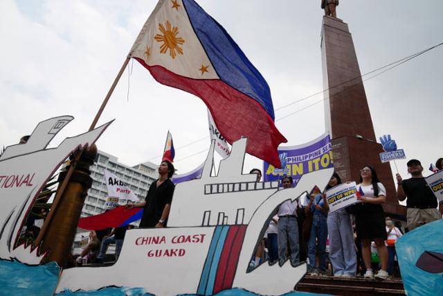 국제상설재판소의 중국 남해구단선 주장 무효 판결 8년을 맞은 지난해 8월 필리핀 케손시에서 시민들이 필리핀 국기를 흔들며 중국의 남중국해 영유권 주장 및 필리핀군을 향한 물리적 공격을 규탄하고 있다. 케손=AP 연합뉴스 자료사진