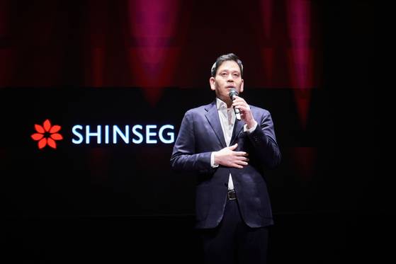 정용진 신세계그룹 회장이 지난달 ‘신세계 남산’에서 열린 신입사원 수료식에 참석해 질의 응답을 하고 있다. 사진 신세계그룹