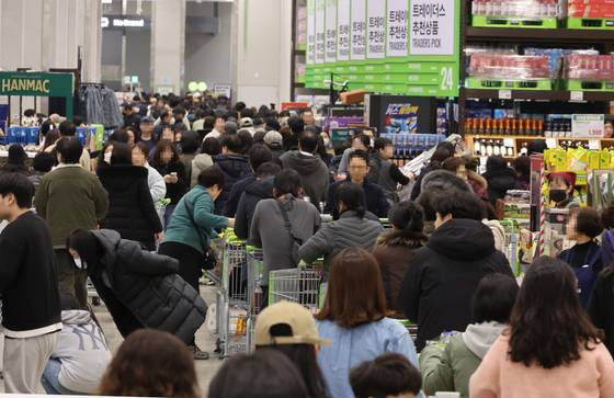지난달 개장한 이마트 트레이더스 서울 마곡점에서 시민들이 계산을 위해 줄을 서 있다. 연합뉴스