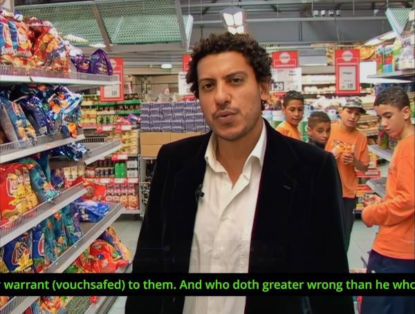 작가가 대형 슈퍼마켓에서 쿠란의 동굴의 장을 암송하며 이주의 삶을 환기시키는 ‘동굴(암스테르담)’. 바라캇컨템포러리 갤러리 제공