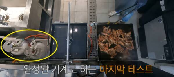 지난해 5월 올라온 영상에서 LPG 가스통을 곁에 두고 중국의 닭뼈 요리를 만드는 장면. 백종원 대표 유튜브 캡처