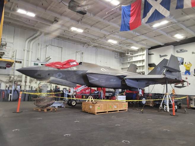 미국 해군의 원자력추진 항공모함 안에 실려 있는 5세대 스텔스 전투기인 F-35C. 적의 레이더에 걸리지 않도록 특수 설계된 F-35C에는 이날 붉은 천막이 덮여 있었다. 취재진에겐 약 7.5m(미터) 떨어진 거리에서만 촬영이 허용됐다. / 사진=김인한 기자