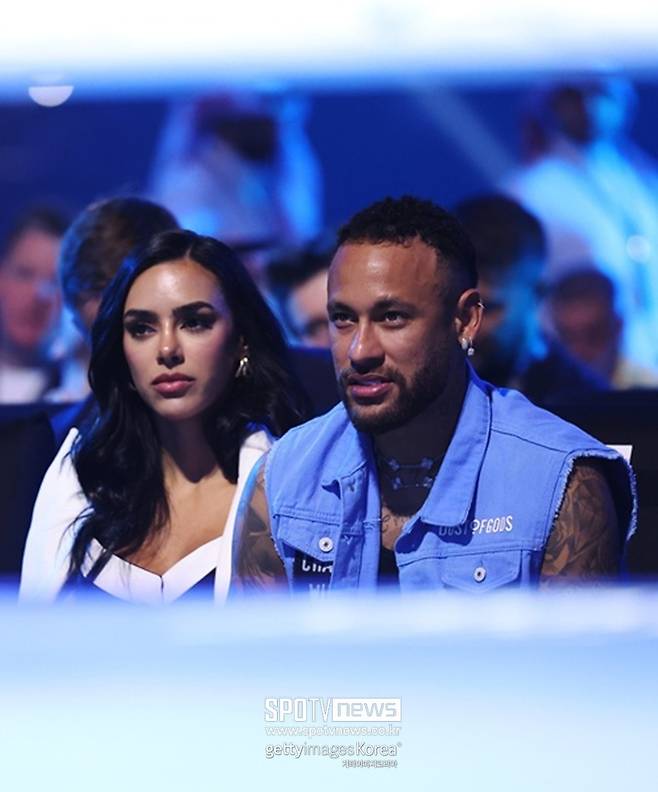 ▲ 네이마르는 산투스에서 뛰는 6개월 동안 주급으로 3만 8,000유로를 받기로 했다. 알 힐랄에서 일주일에 40억 원은 족히 넘게 벌었던 네이마르였기에 99%가 삭감된 수치다. 사실상 공짜로 친정에 봉사하며 마지막 힘을 짜내겠다는 의미다.