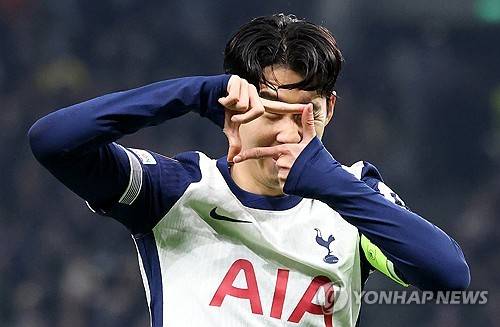 독일 매체가 손흥민의 바이에른 뮌헨 이적 가능성을 다뤘다. 독일 매체 TZ는 뮌헨이 새로운 스타를 좇고 있다며 토트넘에서 뛰는 손흥민이 그 대상임을 알렸다. 특히 손흥민은 과거 토트넘에서 호흡을 맞췄던 뮌헨 스트라이커 해리 케인과 프리미어리그에서 47골을 합작하는 등 텔레파시가 통하는 사이라는 엄청난 장점이 있다. 연합뉴스