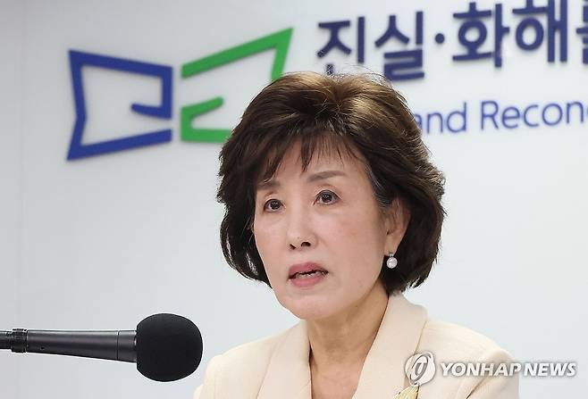 박선영 진실화해위원장, 제100차 위원회 기념 기자간담회 (서울=연합뉴스) 이정훈 기자 = 박선영 진실화해위원장이 5일 서울 중구 진실·화해를위한과거사정리위원회에서 열린 제100차 위원회 기념 기자간담회에서 취재진 질문에 답하고 있다. 2025.3.5 uwg806@yna.co.kr