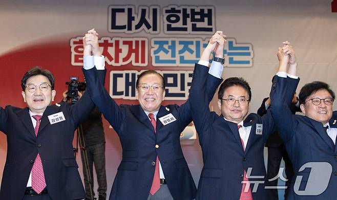 권영세 국민의힘 비상대책위원장과 권성동 원내대표, 이철우 경북도지사를 비롯한 참석 내빈들이 5일 오후 경북 경주시 엑스포로 더케이호텔 경주에서 열린 부산·대구·울산·경북·경남 기초의원 연수에서 손을 들어보이고 있다. 2025.3.5/뉴스1 ⓒ News1 이재명 기자