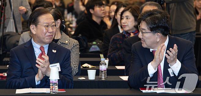 권영세 국민의힘 비상대책위원장과 권성동 원내대표가 5일 오후 경북 경주시 엑스포로 더케이호텔 경주에서 열린 부산·대구·울산·경북·경남 기초의원 연수에서 대화를 하고 있다. 2025.3.5/뉴스1 ⓒ News1 이재명 기자