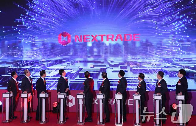 4일 오전 서울 여의도 금융투자센터 빌딩에서 열린 국내 첫 대체거래소(ATS) '넥스트레이드(NXT)' 개장식에서 참석자들이 세리머니를 하고 있다. 2025.3.4/뉴스1 ⓒ News1 신웅수 기자