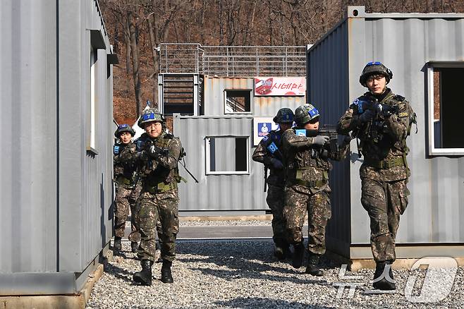 육군 제51보병사단의 2025년 첫 예비군훈련이 실시된 6일 경기 화성시 수원·화성·오산과학화예비군훈련장에서 예비군들이 영상모의 사격, 시가지 전투 등 훈련을 받고 있다. 2025.3.6/뉴스1 ⓒ News1 경기사진공동취재단