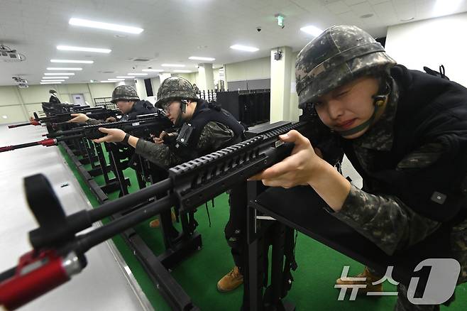 육군 제51보병사단의 2025년 첫 예비군훈련이 실시된 6일 경기 화성시 수원·화성·오산과학화예비군훈련장에서 예비군들이 영상모의 사격, 시가지 전투 등 훈련을 받고 있다. 2025.3.6/뉴스1 ⓒ News1 경기사진공동취재단