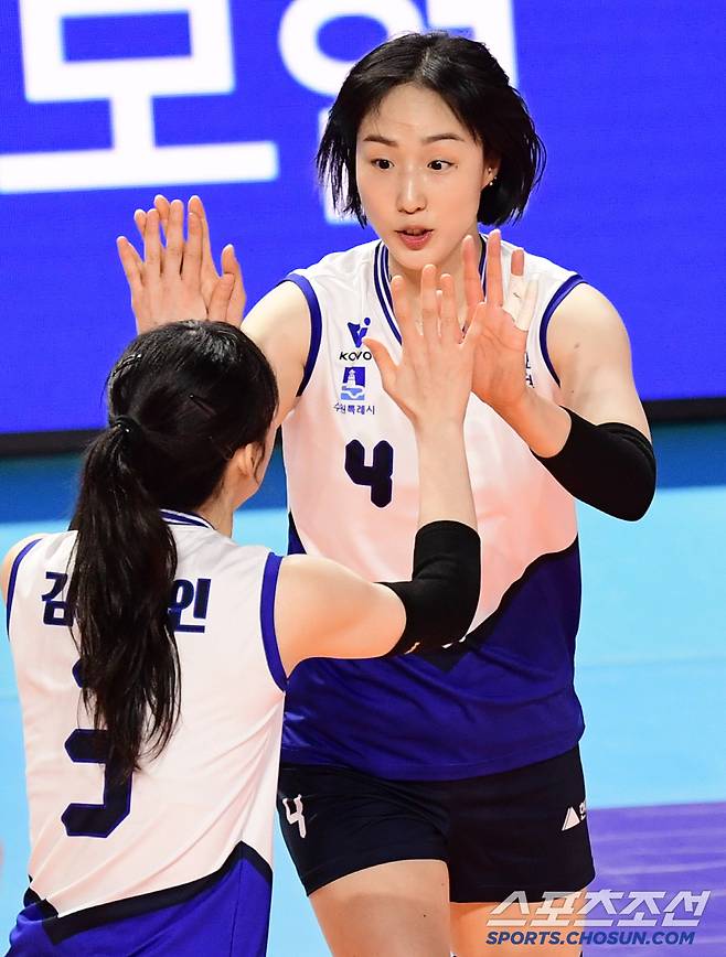 6일 인천 삼산월드체육관에서 열린 배구 V리그 여자부 흥국생명과 현대건설의 경기. 득점 후 동료들과 함께 기뻐하는 현대건설 황연주. 인천=송정헌 기자songs@sportschosun.com/2025.03.06/