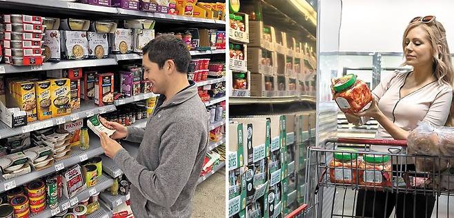 미국의 한 월마트 매장에서 현지 소비자가 비비고 즉석밥 제품을 살펴보고 있다.(왼쪽) CJ제일제당은 해외에서 햇반을 ‘비비고 스티키 라이스(Sticky Rice)‘라는 이름으로 판매하고 있다. 오른쪽 사진은 미국 한 마트를 찾은 고객이 대상 종가 포장 김치를 구매하는 모습./CJ제일제당·대상