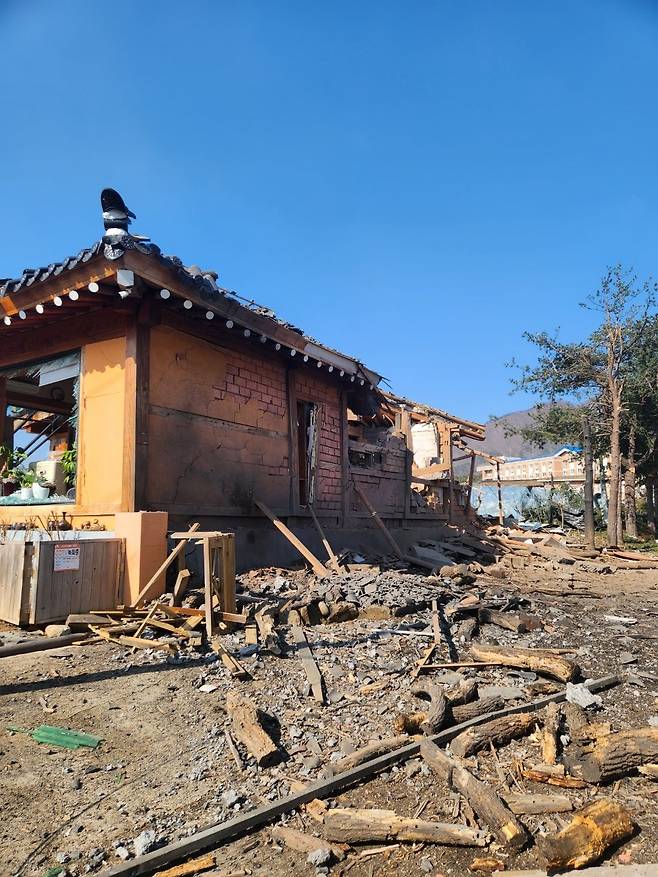한미연합훈련이 진행된 6일 오전 10시 5분께 경기 포천시 이동면 노곡리 민가에 군이 발사한 폭탄이 추락해 인명 피해가 발생했다. 2025.3.6. 포천=뉴스1 (독자 제공)