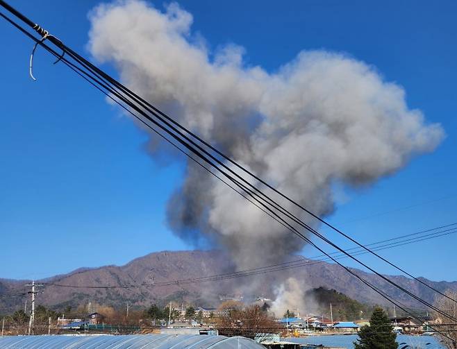 6일 오전 경기 포천에서 한미 통합화력 실사격 훈련 중 공군 KF-16에서 MK-82 폭탄 8발이 비정상 투하되며 탄이 떨어진 노곡리 민가에 연기가 발생하고 있다. 사진=독자 제공·뉴시스