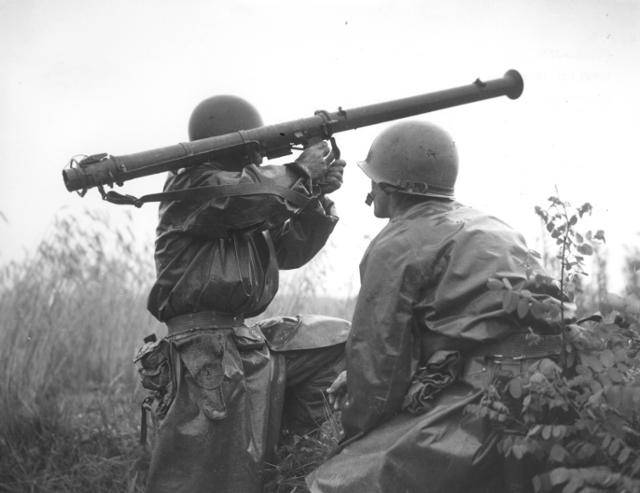 1950년 7월 5일 한국전쟁에 투입된 미24사단 소속 케네스 셰드릭(오른쪽) 일병이 경기 오산 인근에서 로켓 발사 장면을 지켜보고 있다. 셰드릭 일병은 이 사진 촬영 수 초 후에 사망했다. 해리 트루먼 도서관(미 육군 퍼블릭 도메인)