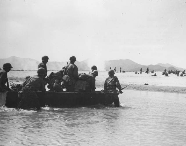 한국전쟁에 투입된 미1기병사단 5연대전투단 병력이 1950년 9월 북진을 위해 보트로 낙동강을 도하하고 있다. 해리 트루먼 도서관( 미 육군 공용 도메인)