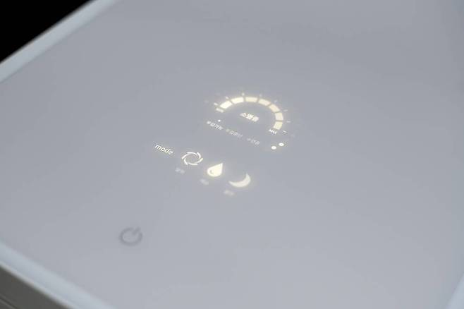 도어 상단에 LED 디스플레이 내부 잔여 용량 및 동작 상황을 알려준다 / 출처=IT동아