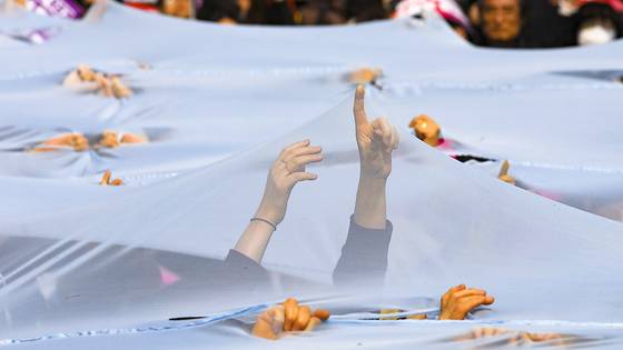 여성사회단체 회원들이 성평등사회 조성을 촉구하며 유리천장 깨기 퍼포먼스를 하는 모습. 뉴스1