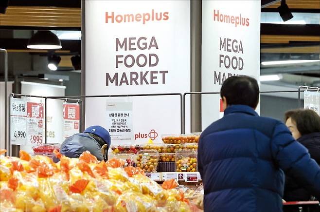 홈플러스가 기업회생절차에 들어간 가운데 5일 서울의 한 홈플러스 매장에서 사람들이 쇼핑을 하고 있다. /최혁 기자