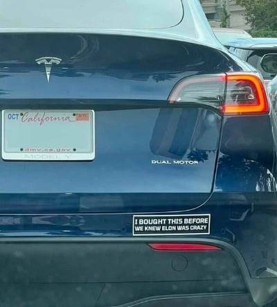 미국 캘리포니아주의 한 테슬라 모델Y 차량에 '나는 일론이 미쳤다는 걸 알기 전에 이 차를 샀다'는 스티커가 붙어있다. 캘리포니아는 민주당의 강세 지역이다.