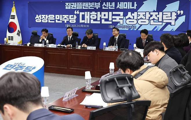 지난달 6일 국회 의원회관에서 열린 더불어민주당 집권플랜본부 신년 세미나에서 김민석 총괄본부장(왼쪽 두번째)이 발언하고 있다. 연합뉴스