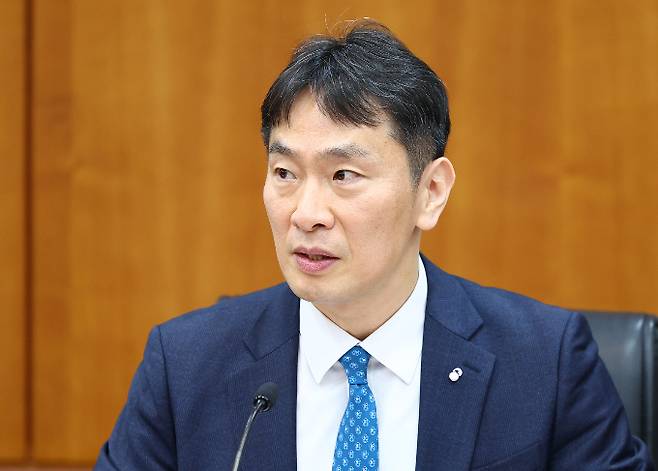 금융감독원이 최근 논란이 된 주요 생명보험사의 '사망을 보장하지 않는 특약' 계약자 적립금 미지급 현황 조사 과정에 대해 "아직 위반 여부는 확정되지 않았다"고 밝혔다. 사진은 이복현 금융감독원장. /사진=뉴시스