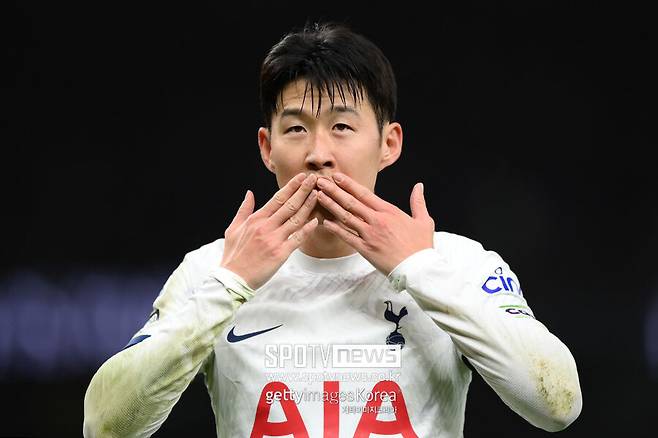 ▲ 에베를 단장은 이러한 상황을 설명한 뒤 “여러 포지션을 소화할 수 있는 경험 있는 멀티 공격수라면 케인의 백업이라는 해답이 될 수 있다”라고 말하며 케인의 백업 역할과 동시에 다른 역할을 소화할 수 있는 멀티 자원을 원한다는 뜻을 전했다.