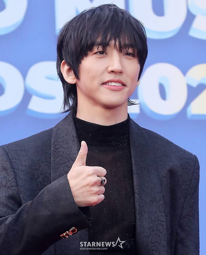 가수 이승윤이 16일 오후 서울 중구 장충체육관에서 진행된 '한터뮤직어워즈 2024' 레드카펫 행사에 참석해 포즈를 취하고 있다. 2025.02.16 /사진=김창현 chmt@