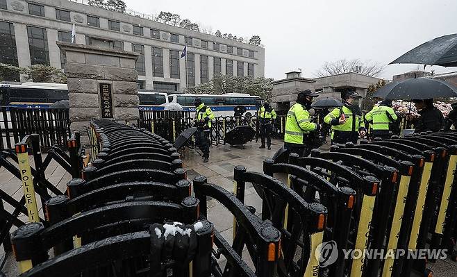 윤석열 대통령 탄핵 심판 선고 앞둔 헌재 (서울=연합뉴스) 김인철 기자 = 윤석열 대통령에 대한 탄핵심판 선고를 앞둔 4일 서울 종로구 헌법재판소 앞에서 경찰이 출입을 통제하고 있다. 2025.3.4 yatoya@yna.co.kr