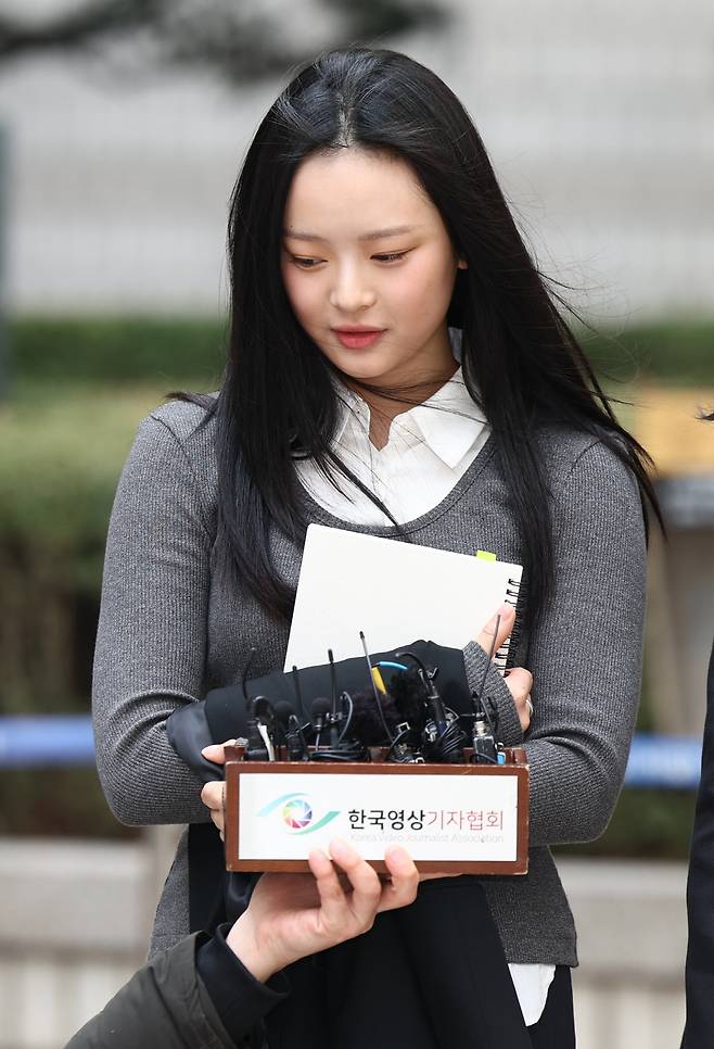 질문에 답하는 뉴진스(NJZ) 하니
(서울=연합뉴스) 김인철 기자 = 걸그룹 뉴진스(NJZ)의 하니가 7일 서울 서초구 서울중앙지방법원에서 열린 '기획사 지위보전 및 광고계약 체결 등 금지' 가처분 신청의 심문기일을 마친 뒤 법원 청사를 나서며 취재진 질문에 답하고 있다. 2025.3.7
<저작권자(c) 연합뉴스, 무단 전재-재배포, AI 학습 및 활용 금지>