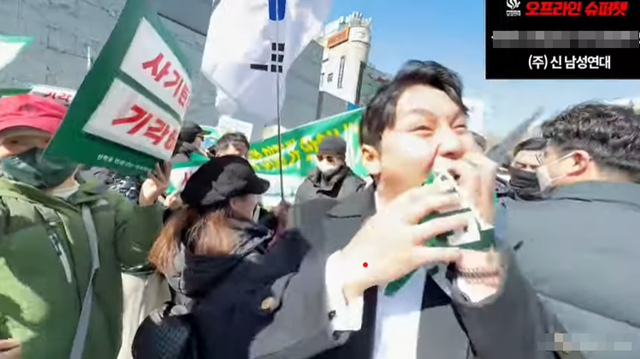 시민단체 사법정의바로세우기시민행동은 학생들의 집회를 방해하고 폭력을 행사했다며 지난달 28일 학교에 난입한 유튜버 배인규 신남성연대 대표, 안정권 벨라도 대표, 유튜브 채널 '프리덤라이더' 운영자를 집회 및 시위에 관한 법률 위반 및 폭행·재물손괴 등의 혐의로 고발했다. /유튜브 신남성연대 캡처