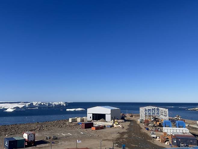 위도 74도 동남극 테라노바만에 위치한 장보고기지는 한국의 두 번째 남극과학기지다. 1월 남극 고온 현상으로 기지 주변의 눈이 녹아 땅이 드러나 있다. 극지연구소 제공