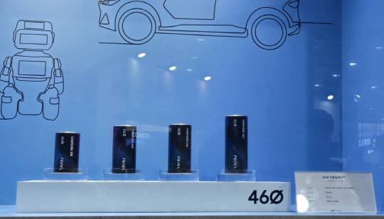 인터배터리 2025에 전시된 삼성SDI의 '46파이' 원통형 배터리. 박한나 기자.