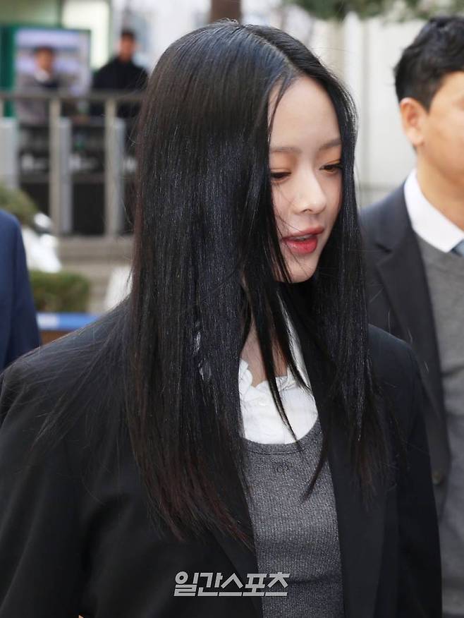 어도어가 뉴진스(NJZ) 멤버들을 상대로 제기한 기획사 지위보전 및 광고계약 체결 등 금지 가처분 심문기일이 7일 오전 서울중앙지법에서 열렸다. 뉴진스가 법원으로 들어서고 있다. 서병수 기자 qudtn@edaily.co.kr /2025.03.07/