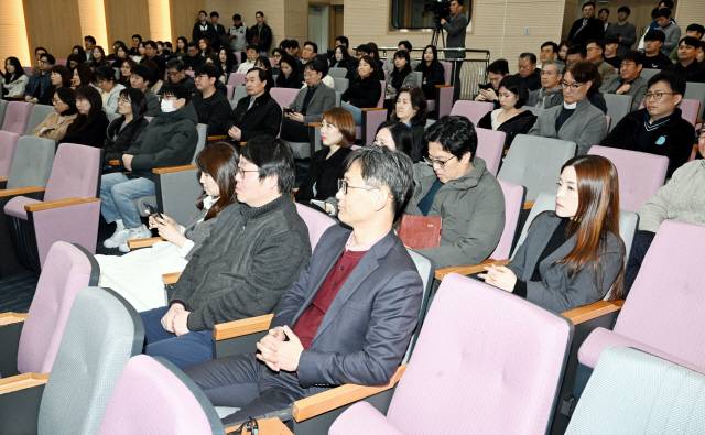 ▲ ‘강원1도1국립대학 공청회’가 6일 강원대학교 춘천캠퍼스 미래도서관 정강홀에서 대학구성원을 대상으로 열렸다. 김정호