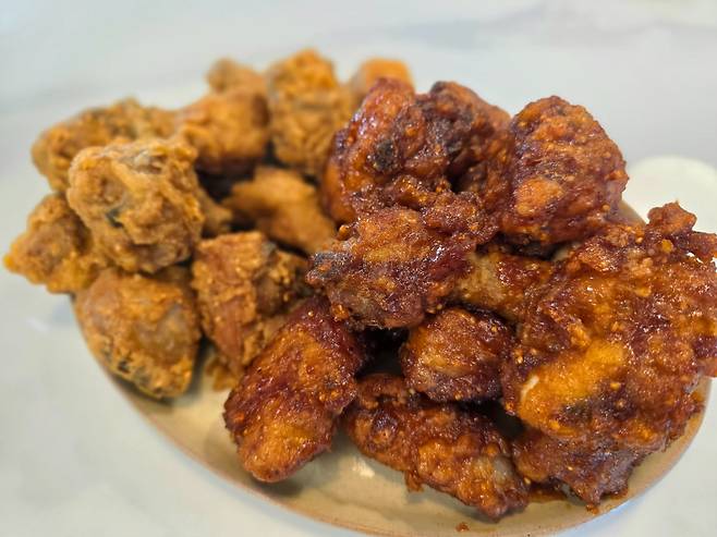 교촌 치킨이 새로 출시한 양념치킨과 후라이드치킨. / 사진=고윤상 기자.