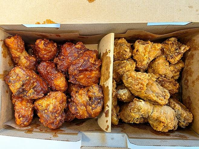 교촌 치킨이 새로 출시한 양념치킨과 후라이드치킨. / 사진=고윤상 기자