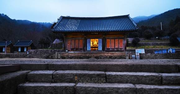 무위사 극락보전(국보)의 새벽 풍경. 적요한 시간에 마주하는 법당의 자태가 더없이 수수하면서 고졸하다. 올여름께 가림막이 씌워지고 전면 해체 수리 작업이 진행될 예정이다.
