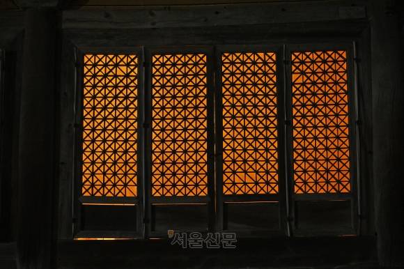 치장 하나 없이 수수한 극락보전 문살.