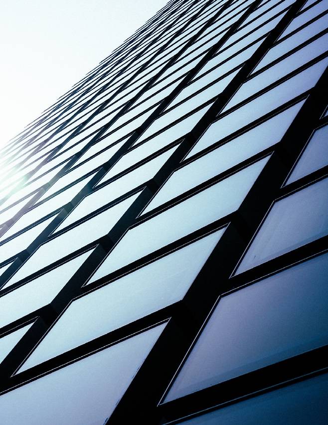 거대한 통창. 이 덕분에 방 안에서 룸피니 공원을 가득 조망할 수 있다