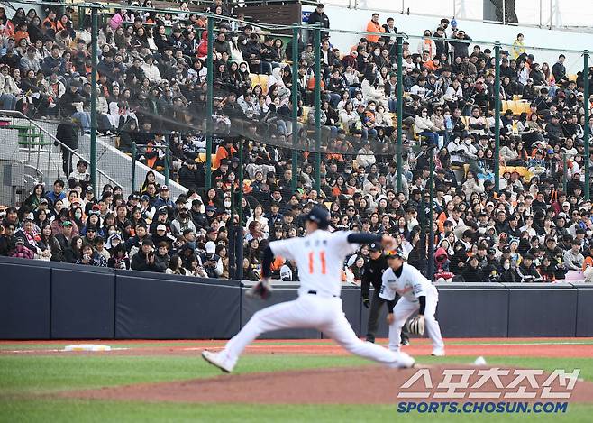 8일 청주야구장에서 열린 시범경기 두산-한화전. 많은 관중이 경기를 관람하고 있다. 청주=정재근 기자 cjg@sportschosun.com/2025.3.8/