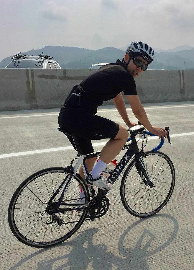 이윤재 씨가 로드사이클을 타고 있다. 이윤재 씨 제공.