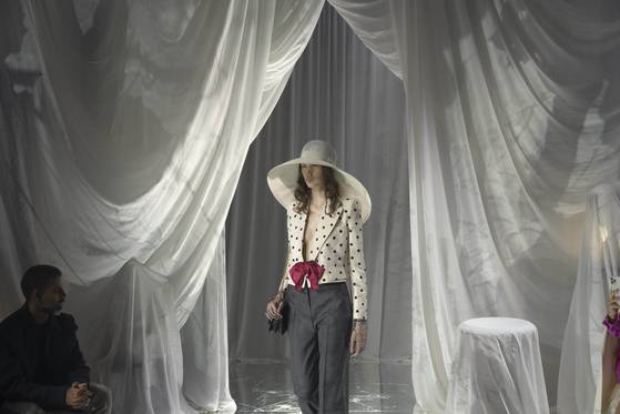 발렌티노 2025 봄/여름 컬렉션 '파비옹 데 폴리'의 쇼. 사진 발렌티노