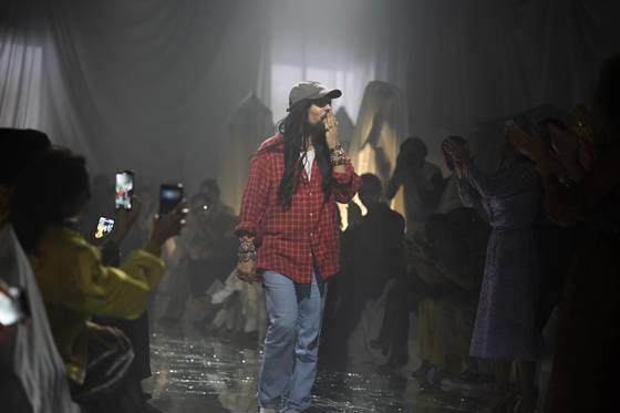 파비옹 데 폴리 컬렉션 쇼 피날레 무대에서 인사하고 있는 알레산드로 미켈레. 사진 발렌티노