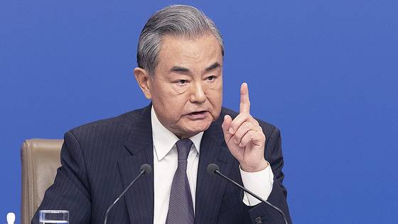 왕이 중국 외교부장은 7일 연례 최대 정치행사 양회(兩會)를 계기로 개최된 외교장관 기자회견에서 "(미국이) 협력을 선택한다면 호혜 윈윈을 실현할 수 있고, 한사코 탄압한다면 중국은 반드시 단호히 반격할 것"이라고 말했다. EPA=연합뉴스