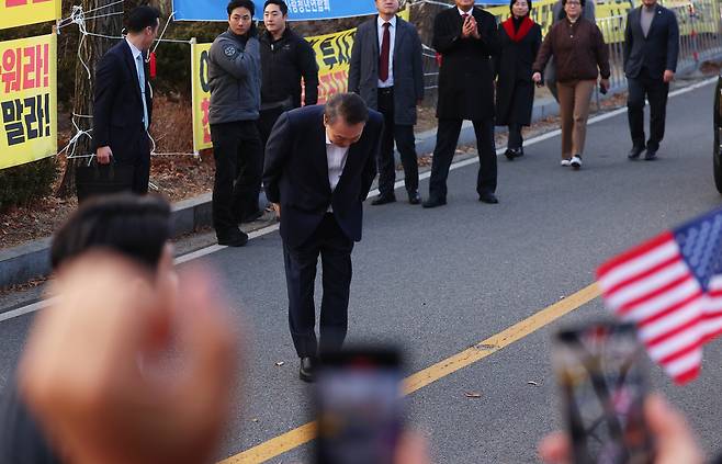 석방된 윤석열 대통령이 8일 경기도 의왕시 서울구치소 앞에서 경호차량에서 내려 지지자들에게 인사하고 있다. 연합뉴스