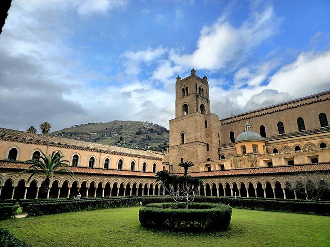 몬레알레 대성당 내부 정원.