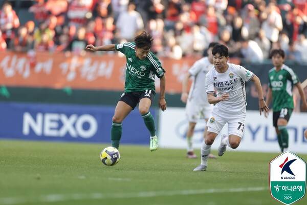전북현대 이승우와 강원FC 윤일록. 사진┃한국프로축구연맹